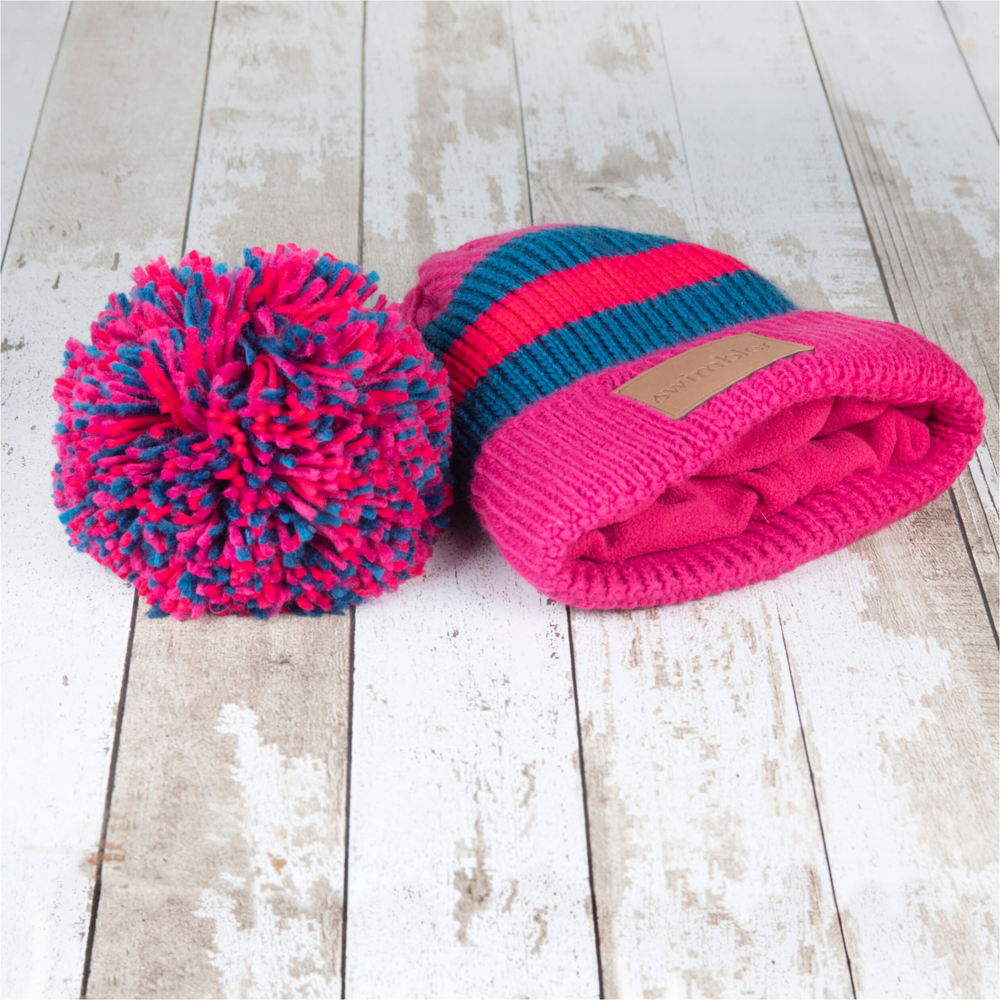 2026 Swimbler Bobble Hat SP-MB3B8-DG1DSSWO2I - Sarnia Cerise